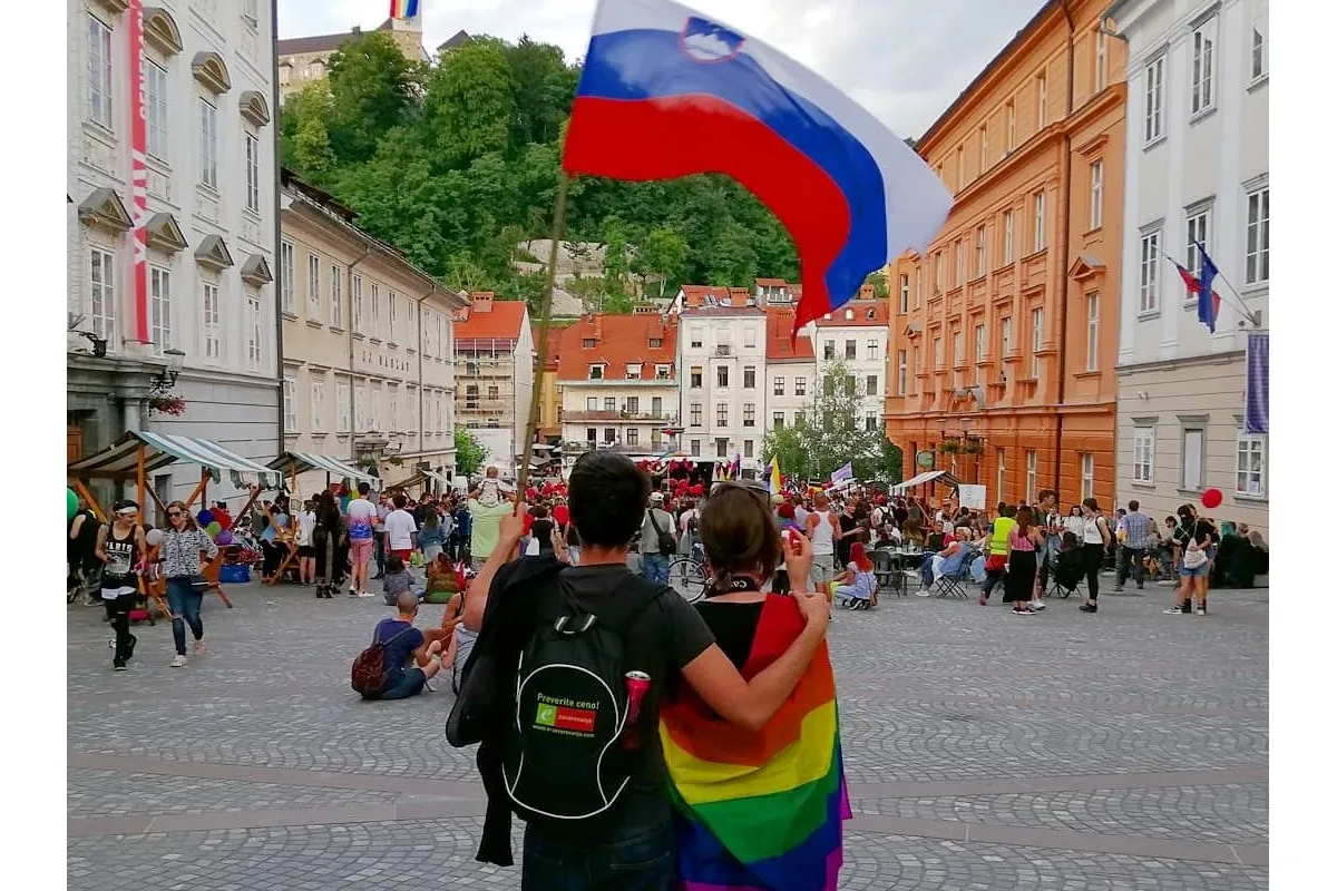 Словенія стала першою колишньою комуністичною країною в Європі, яка дозволила одностатевим парам одружуватися та усиновлювати дітей