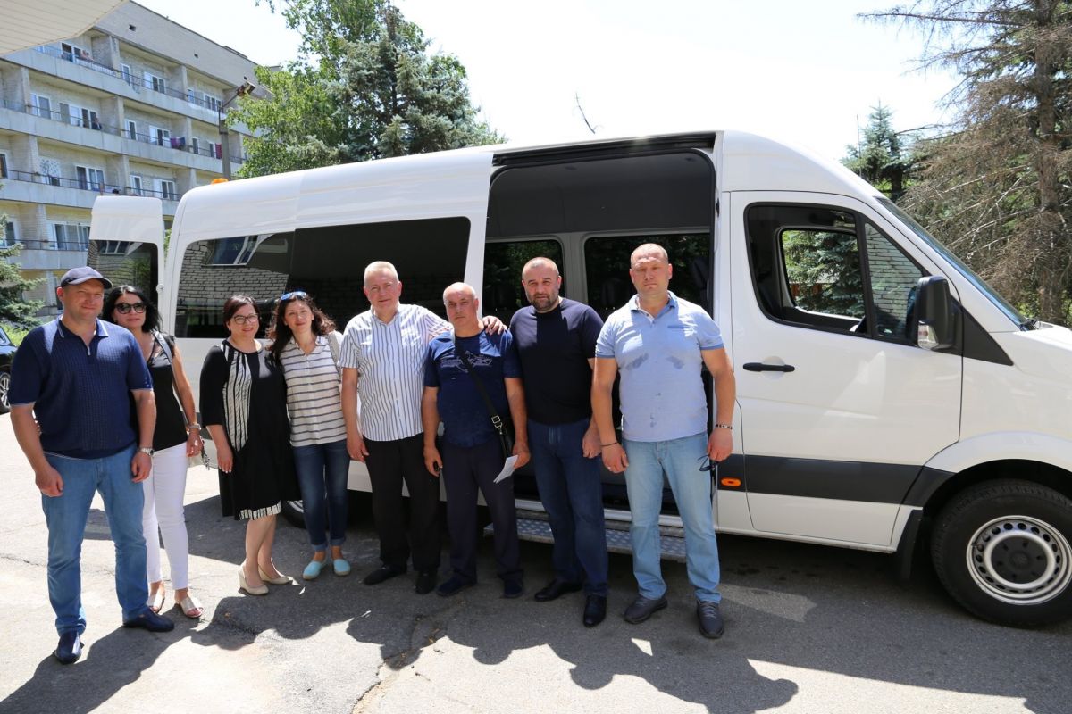 Петровський Олександр Володимирович: Подарував новий спеціально обладнаний мікроавтобус «Дніпровському  Геріатричному Пансіонату»