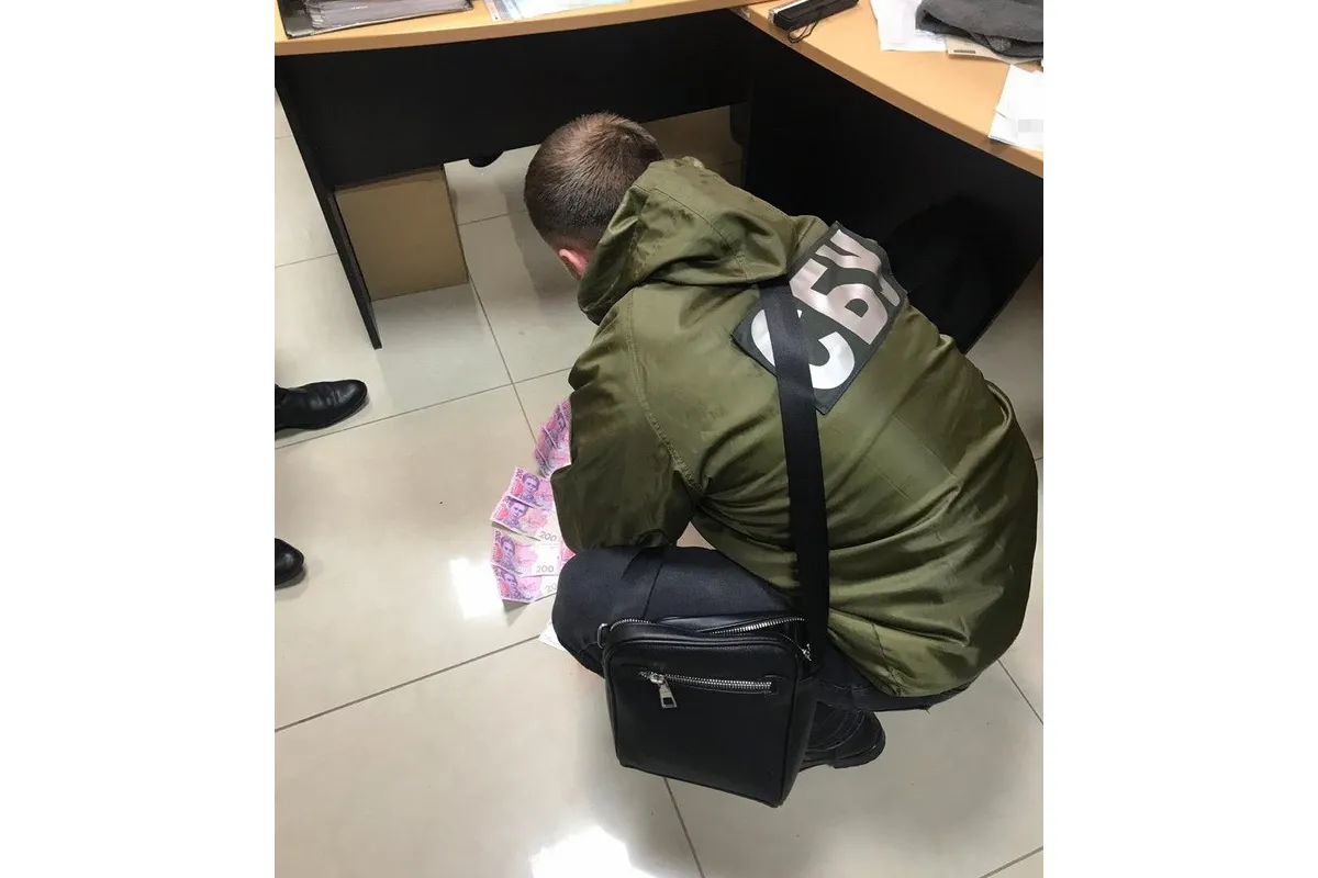 СБУ викрила на хабарах одного з керівників державної міграційної служби Чернівців