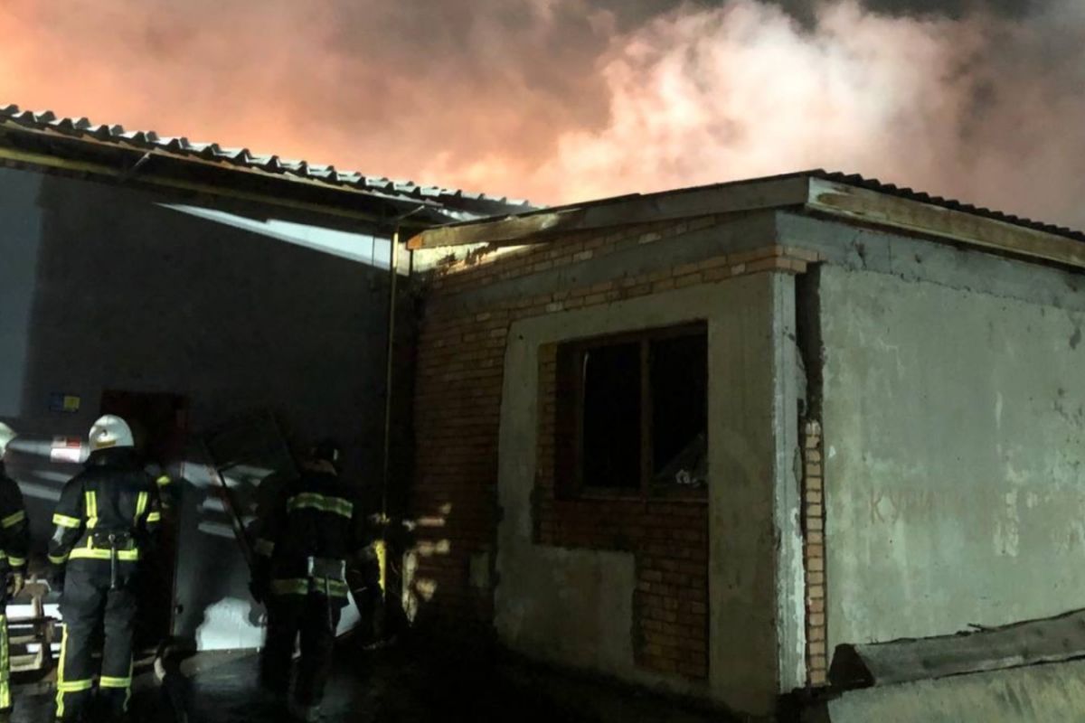 У Вінниці загорілися складські приміщення У Вінниці загорілися складські приміщення