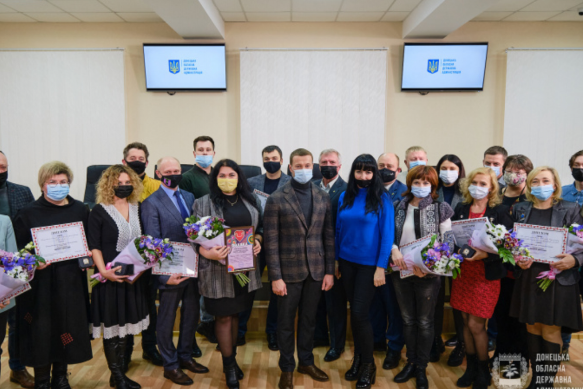 На Донеччині волонтерам вручили нагороди На Донеччині волонтерам вручили нагороди