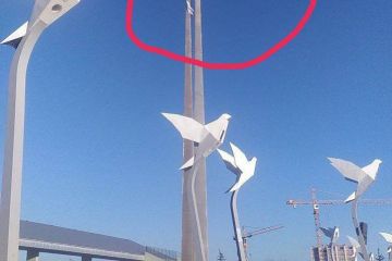 На головній площі Маріуполя зірвали російський триколор На головній площі Маріуполя зірвали російський триколор