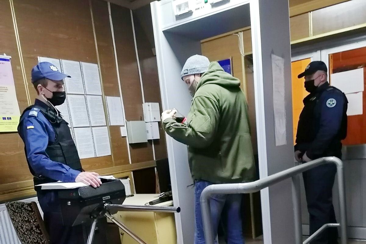 Понад 11 тисяч – таку кількість заборонених предметів у січні не дозволили пронести до судових установ співробітники Служби судової охорони Понад 11 тисяч – таку кількість заборонених предметів у січні не дозволили пронести до судових установ співробітники Служби судової охорони