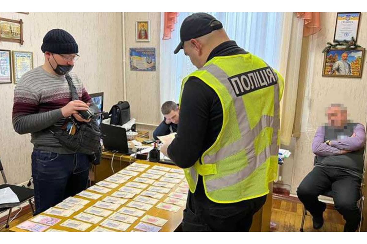 Директора Бердянської школи затримали на отриманні хабара Директора Бердянської школи затримали на отриманні хабара