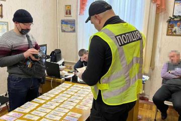 Директора Бердянської школи затримали на отриманні хабара Директора Бердянської школи затримали на отриманні хабара