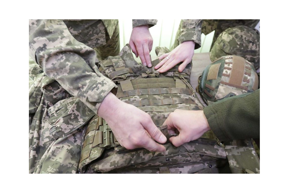 На складах чверть мільйона бронежилетів і 150 тисяч шоломів у резерві, - Міністр оборони України Олексій Резніков На складах чверть мільйона бронежилетів і 150 тисяч шоломів у резерві, - Міністр оборони України Олексій Резніков