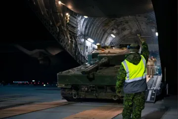 ​Перший канадський основний бойовий танк Leopard 2, який ми подарували Україні, прибув до Польщі, - повідомила міністр національної оборони Канади Аніта Ананд