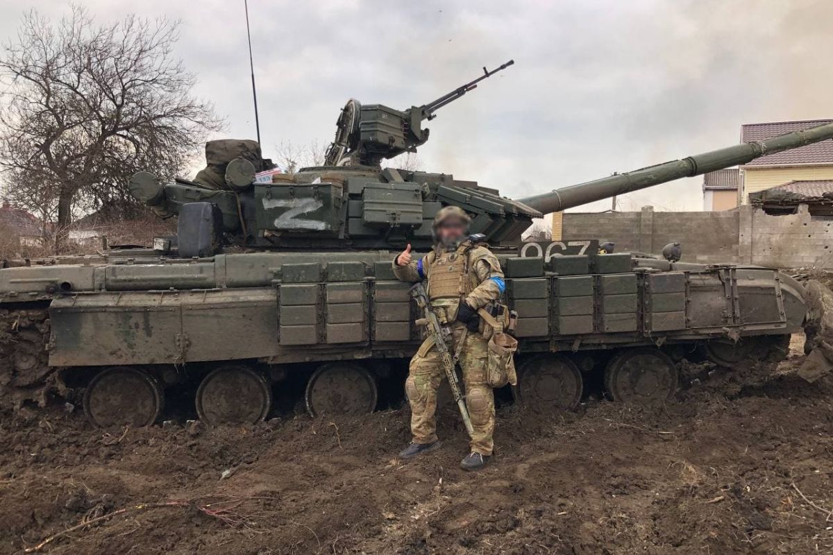 Азовці, крім того що знищили ворожу бронетехніку, ще й захопили кілька танків Т-72, які вже стали в стрій та захищають Маріуполь від російських окупантів Азовці, крім того що знищили ворожу бронетехніку, ще й захопили кілька танків Т-72, які вже стали в стрій та захищають Маріуполь від російських окупантів