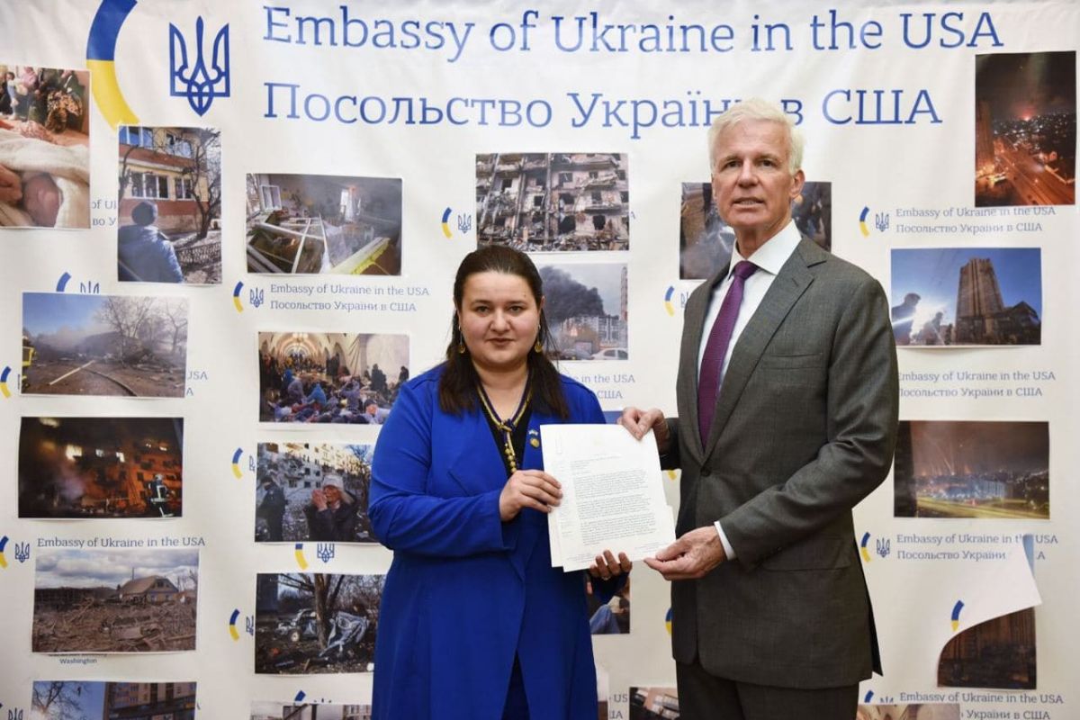 Посол України у США Оксана Маркарова одержала для Президента України Володимира Зеленського медаль Свободи Рональда Рейгана, яку передав керівник Президентської фундації Рональда Рейгана Фредерік Раян Посол України у США Оксана Маркарова одержала для Президента України Володимира Зеленського медаль Свободи Рональда Рейгана, яку передав керівник Президентської фундації Рональда Рейгана Фредерік Раян