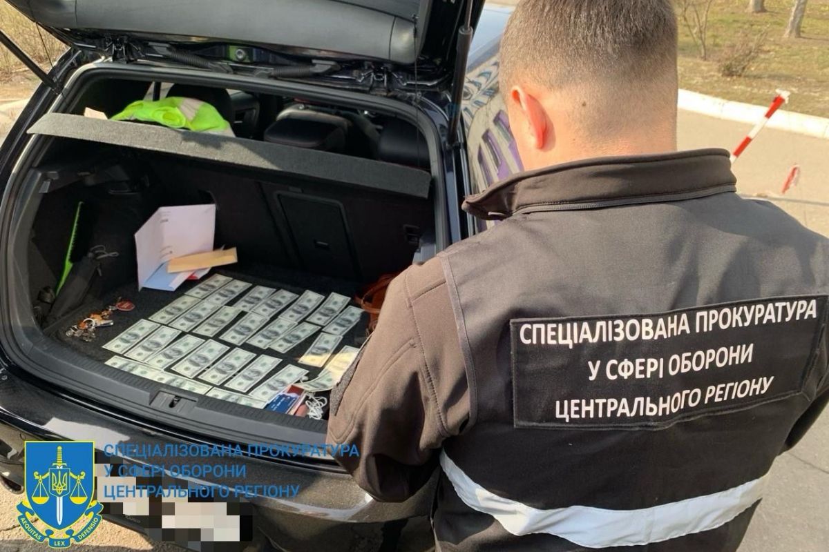 Хабар у розмірі 3000 доларів: Затримано лікарку ВЛК ТЦК та СП Хабар у розмірі 3000 доларів: Затримано лікарку ВЛК ТЦК та СП