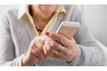 Ізраїльських пенсіонерів навчають користуватися смартфонами під час карантину Ізраїльських пенсіонерів навчають користуватися смартфонами під час карантину