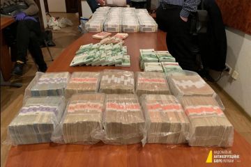 Задержание брата судьи Вовка. НАБУ нашло миллионы долларов наличными и антиквариат: ФОТО Задержание брата судьи Вовка. НАБУ нашло миллионы долларов наличными и антиквариат: ФОТО
