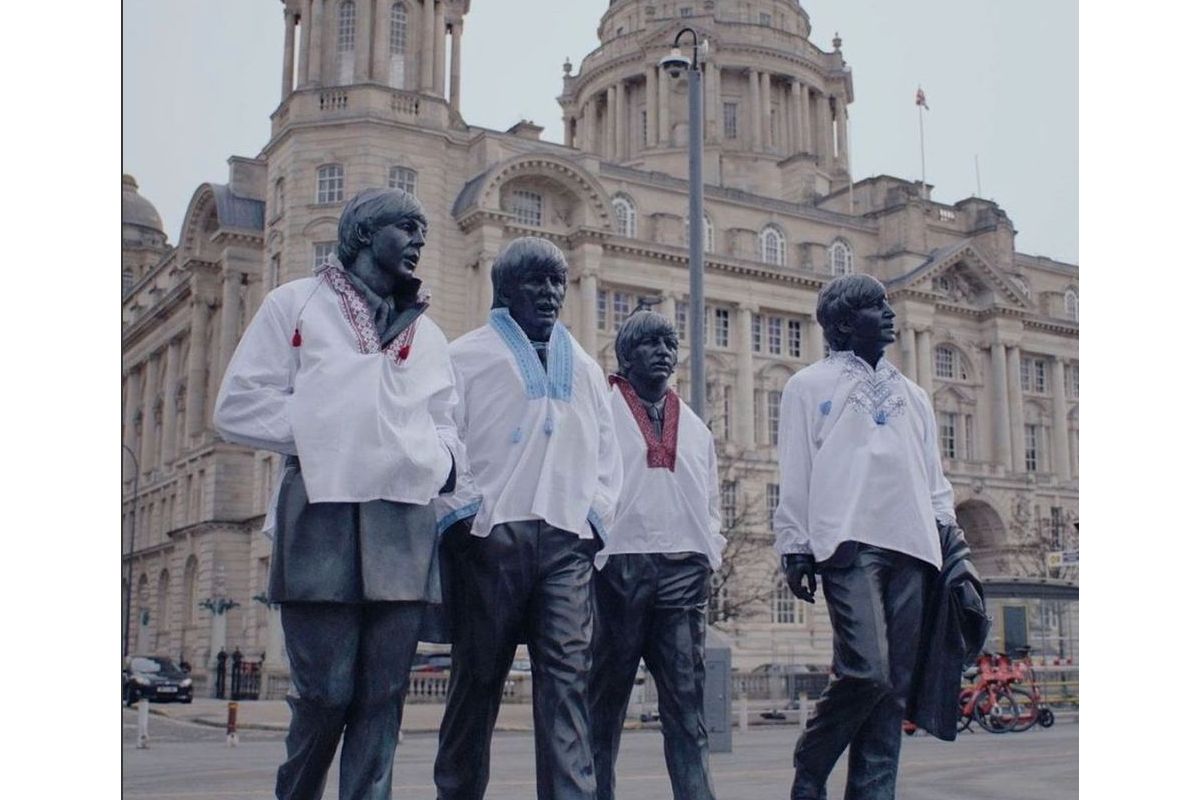 У Ліверпулі пам'ятник The Beatles нарядили у вишиванки У Ліверпулі пам'ятник The Beatles нарядили у вишиванки