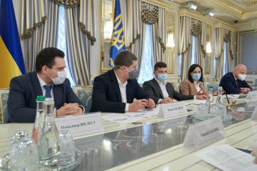 Життя дедалі більше переходить в онлайн, країну треба з’єднати Інтернетом – Президент України Життя дедалі більше переходить в онлайн, країну треба з’єднати Інтернетом – Президент України