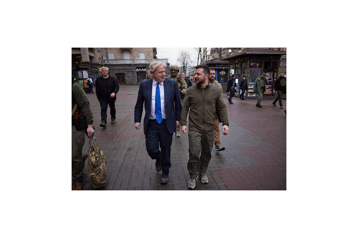 Російське вторгнення в Україну : Флісову кофту Зеленського продали на благодійному аукціоні за 90 тис фунтів стерлінгів Російське вторгнення в Україну : Флісову кофту Зеленського продали на благодійному аукціоні за 90 тис фунтів стерлінгів