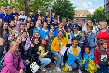 Зворушлива зустріч динамівців з українськими біженцями перед матчем в Швейцарії Зворушлива зустріч динамівців з українськими біженцями перед матчем в Швейцарії