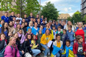 Зворушлива зустріч динамівців з українськими біженцями перед матчем в Швейцарії Зворушлива зустріч динамівців з українськими біженцями перед матчем в Швейцарії