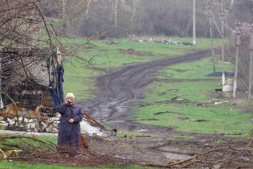 Російське вторгнення в Україну : Окупанти обстріляли село на Харківщині, загинула жінка Російське вторгнення в Україну : Окупанти обстріляли село на Харківщині, загинула жінка