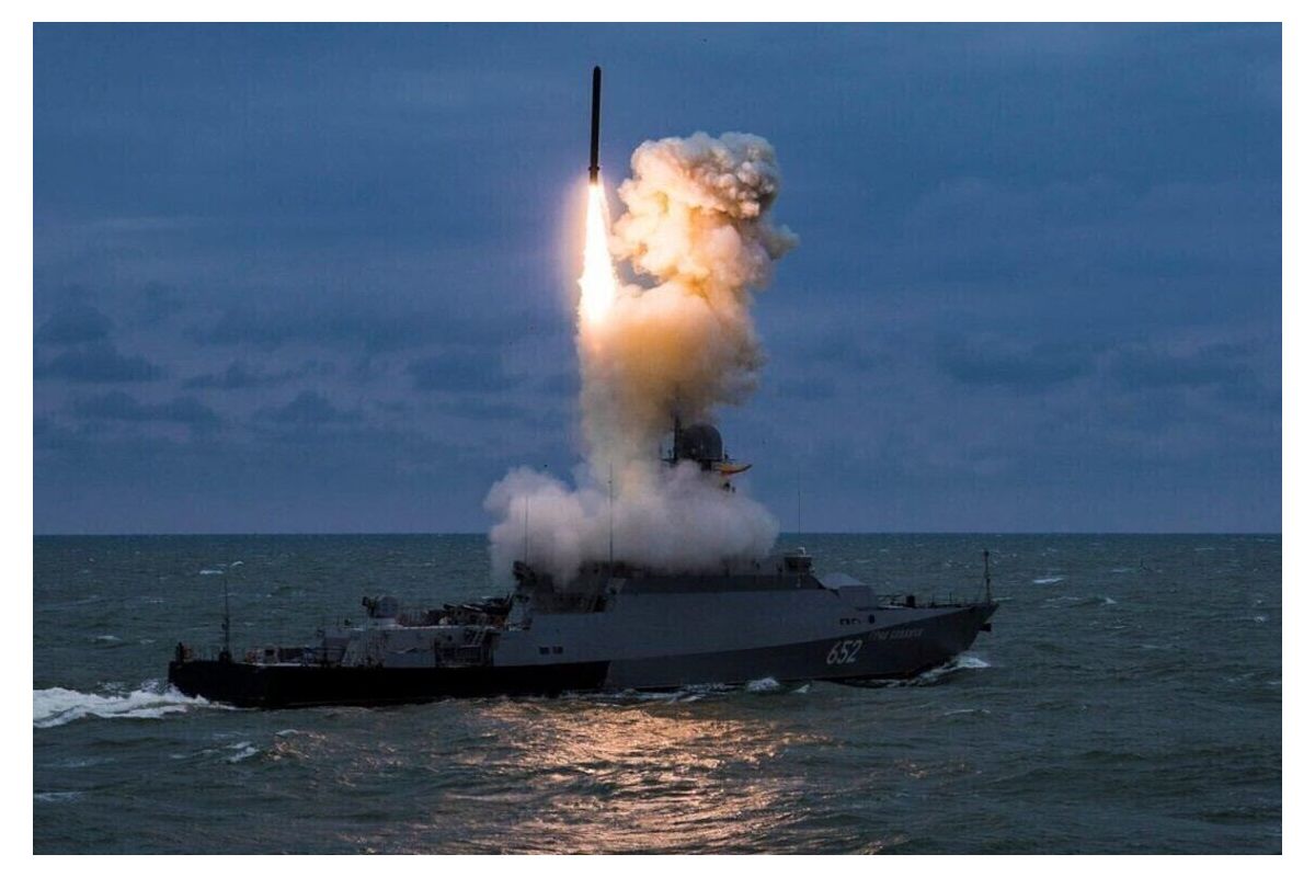 Росіяни активізуються у районі Чорного моря: там залишається чотири надводних ракетоносіїв, а залп «Калібрів» складає до 32 ракет Росіяни активізуються у районі Чорного моря: там залишається чотири надводних ракетоносіїв, а залп «Калібрів» складає до 32 ракет