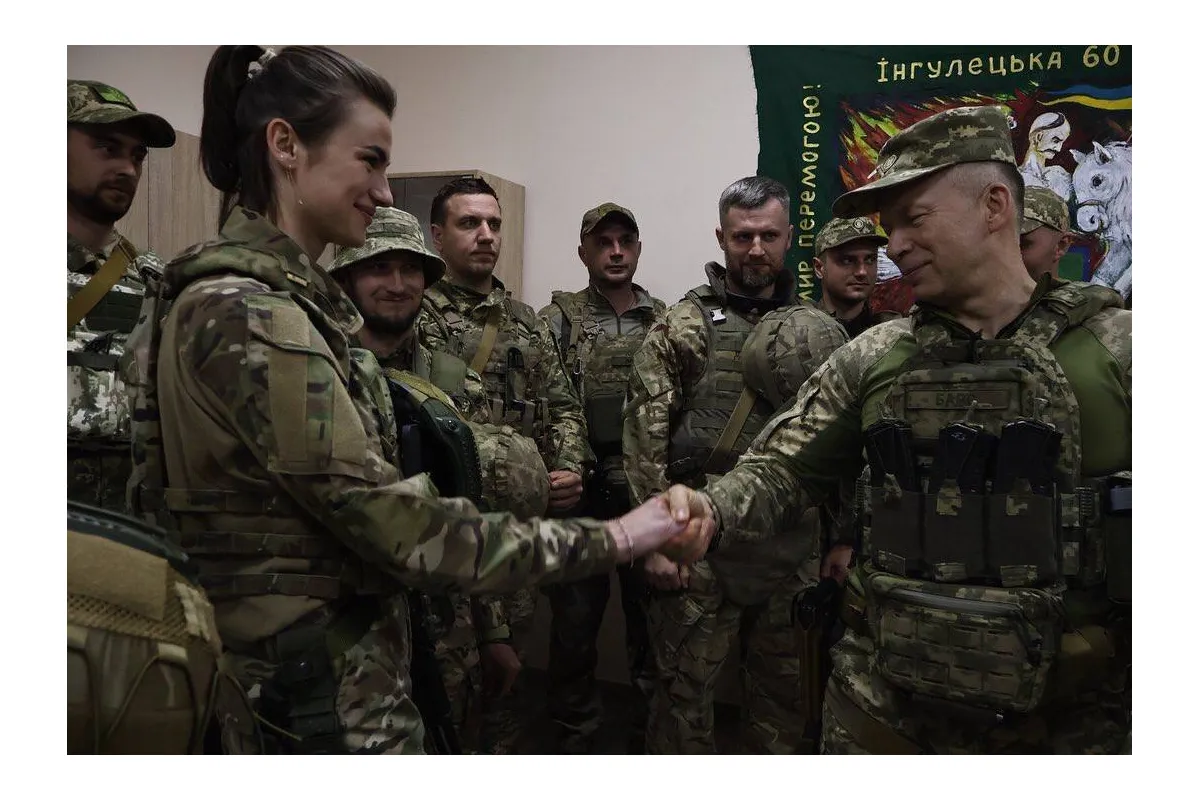 Командувач Східного угруповання військ Олександр Сирський побував на сході й обговорив оборону Бахмута Командувач Східного угруповання військ Олександр Сирський побував на сході й обговорив оборону Бахмута