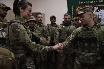 Командувач Східного угруповання військ Олександр Сирський побував на сході й обговорив оборону Бахмута Командувач Східного угруповання військ Олександр Сирський побував на сході й обговорив оборону Бахмута