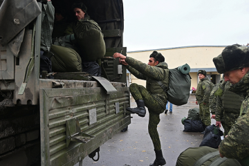 Загарбники «евакуюють» населення з окупованих територій, щоб прикриватися ним Загарбники «евакуюють» населення з окупованих територій, щоб прикриватися ним