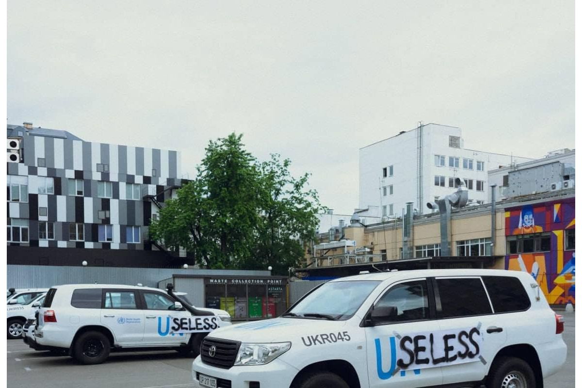 Автівки ООН на парковці в Києві сьогодні виглядають так Автівки ООН на парковці в Києві сьогодні виглядають так