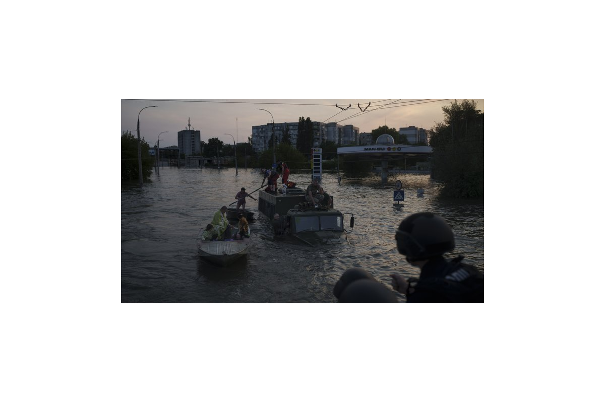 В окупованому місті Козачі Лагері на Херсонщині російські військові заблокували всі можливі шляхи виїзду із затопленого міста та заборонили евакуацію, - Генштаб