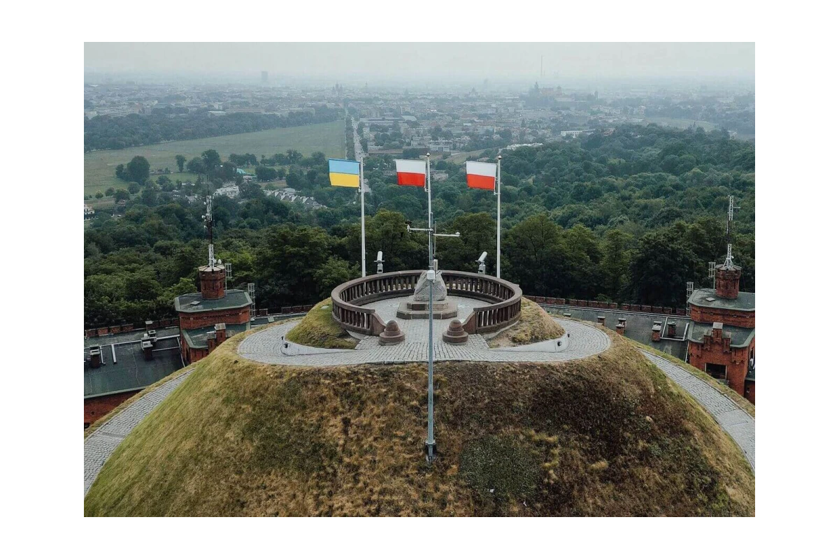 На курган Костюшка у Кракові повернули український прапор, який 4 червня зняв польський депутат ультраправої партії "Конфедерація польської корони" Гжегож Браун На курган Костюшка у Кракові повернули український прапор, який 4 червня зняв польський депутат ультраправої партії "Конфедерація польської корони" Гжегож Браун