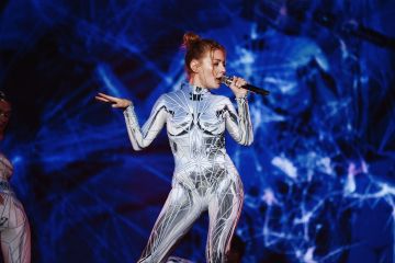 Грандиозное шоу Кароль: мотоцикл, питон, водопад, лазеры и дополненная реальность  Грандиозное шоу Кароль: мотоцикл, питон, водопад, лазеры и дополненная реальность