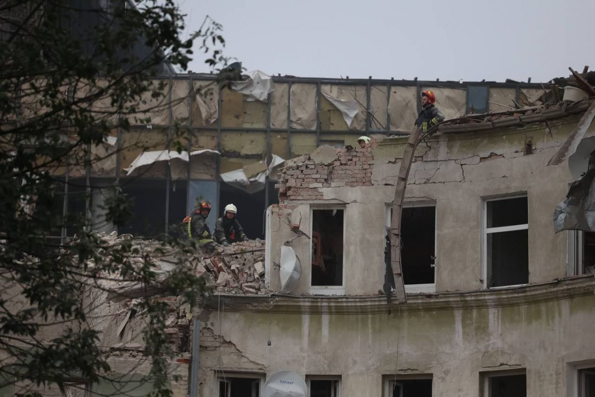 У Львові під завалами будинку знайшли ще одне тіло жінки – це десята загибла У Львові під завалами будинку знайшли ще одне тіло жінки – це десята загибла