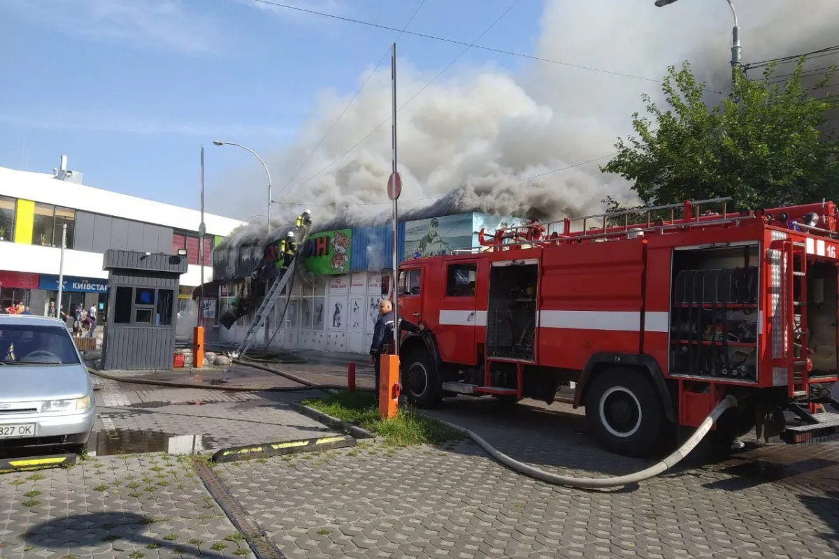 Ліквідовано пожежу на критому ринку у Дніпровському районі столиці