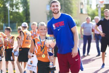 Гравець НБА Святослав Михайлюк взяв участь у відкритті баскетбольного майданчика Гравець НБА Святослав Михайлюк взяв участь у відкритті баскетбольного майданчика