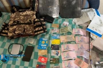 У Дніпрі затримали шахрая, котрий «торгував» бронежилетами У Дніпрі затримали шахрая, котрий «торгував» бронежилетами