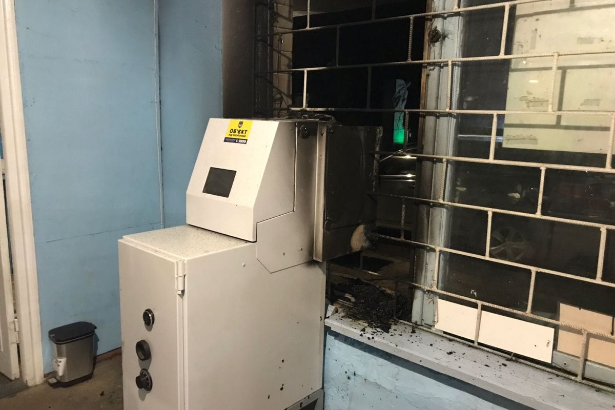 На Київщині божевільний чоловік підпалив банкомат На Київщині божевільний чоловік підпалив банкомат