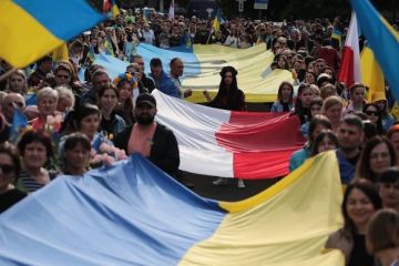 Українці, які влаштувалися на роботу в Польщі після 24 лютого, вже заплатили 10 млрд злотих податків до польської казни Українці, які влаштувалися на роботу в Польщі після 24 лютого, вже заплатили 10 млрд злотих податків до польської казни