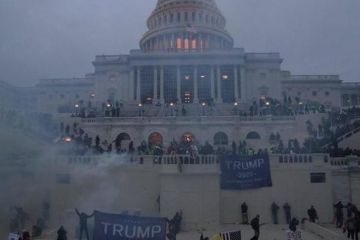 Є поранені: що прихильники Трампа роблять в будівлі Конгресу США та що там відбувається з Нацгвардією Є поранені: що прихильники Трампа роблять в будівлі Конгресу США та що там відбувається з Нацгвардією