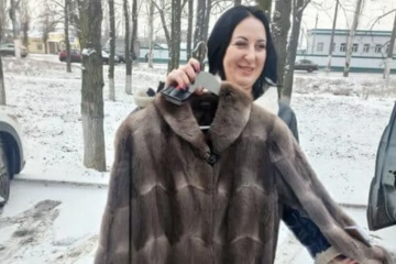 Шуба замість чоловіка: вдовам російських військових загарбники роздають хутряні вироби (фото, відео) Шуба замість чоловіка: вдовам російських військових загарбники роздають хутряні вироби (фото, відео)