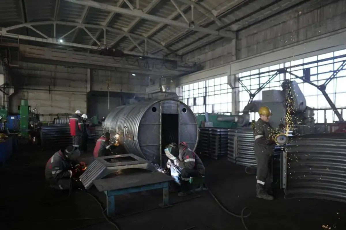 Завод у Кривому Розі виготовляє металеві підземні бункери для солдатів на передовій, – Associated Press