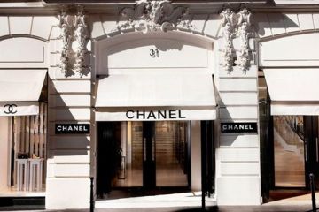 Французький модний дім Chanel почне шити захисні маски й костюми Французький модний дім Chanel почне шити захисні маски й костюми