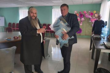 Главный раввин Украины: Сегодня наши ребята раздали несколько сот специальных защитных касок для врачей в две больницы Киева, одну больницу киевской области, а также средства для дезинфекции, маски, перчатки и т д. Главный раввин Украины: Сегодня наши ребята раздали несколько сот специальных защитных касок для врачей в две больницы Киева, одну больницу киевской области, а также средства для дезинфекции, маски, перчатки и т д.