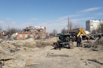 Російське вторгнення в Україну : Українці наводять лад після ворожого нашестя - Фото з Охтирки від голови Сумської ОВА Дмитра Живицького. Російське вторгнення в Україну : Українці наводять лад після ворожого нашестя - Фото з Охтирки від голови Сумської ОВА Дмитра Живицького.