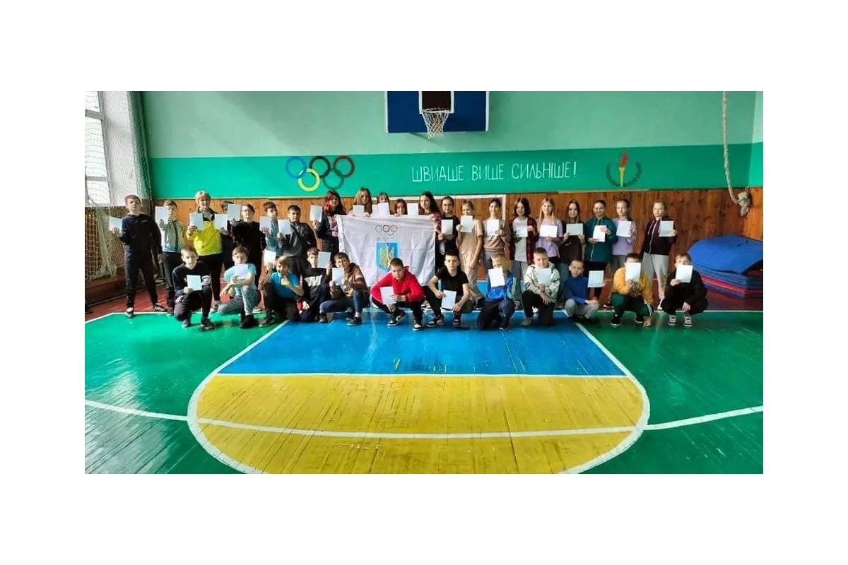 Молодь Бучанського ліцею №3 провели флешмоб #WhiteCard до Міжнародного дня спорту заради розвитку та миру!