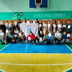 ​Молодь Бучанського ліцею №3 провели флешмоб #WhiteCard до Міжнародного дня спорту заради розвитку та миру!
