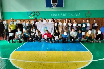 ​Молодь Бучанського ліцею №3 провели флешмоб #WhiteCard до Міжнародного дня спорту заради розвитку та миру!