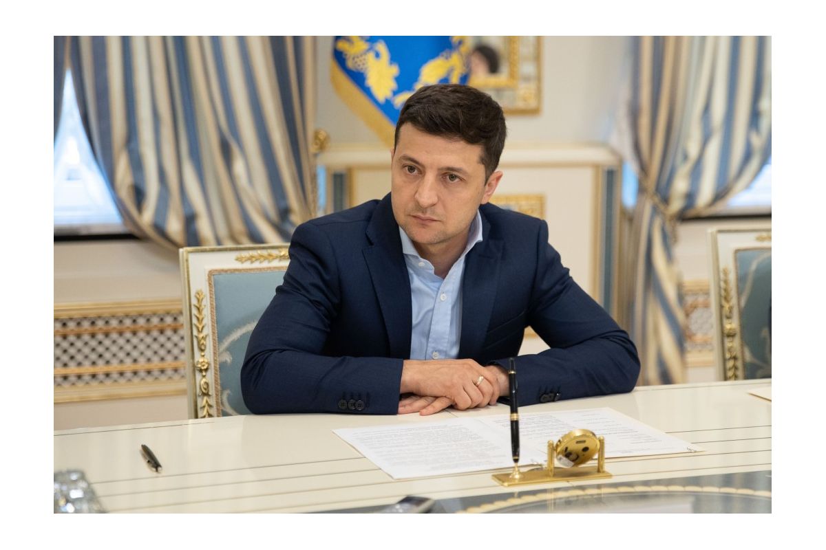 Президент України прямує до окопів, коли Росія масово впроваджує свої війська Президент України прямує до окопів, коли Росія масово впроваджує свої війська