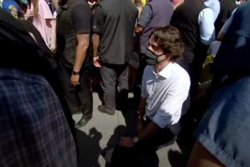 "Черный майдан" в Канаде: премьера Трюдо заставили стать на колени "Черный майдан" в Канаде: премьера Трюдо заставили стать на колени