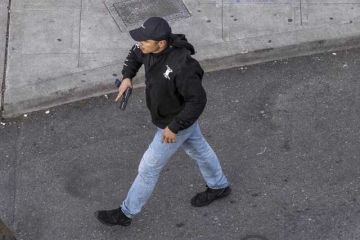 В США авто влетело в толпу протестующих и началась стрельба  В США авто влетело в толпу протестующих и началась стрельба