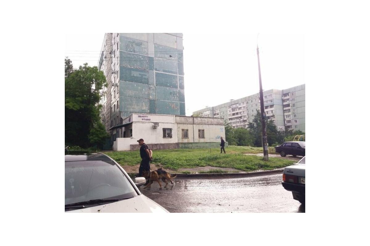У Запоріжжі чоловіки влаштували перестрілку у спальному районі міста. У Запоріжжі чоловіки влаштували перестрілку у спальному районі міста.
