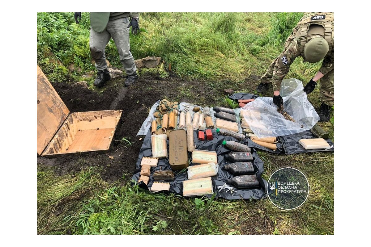 На Донеччині виявлено потужний схрон зброї та боєприпасів На Донеччині виявлено потужний схрон зброї та боєприпасів